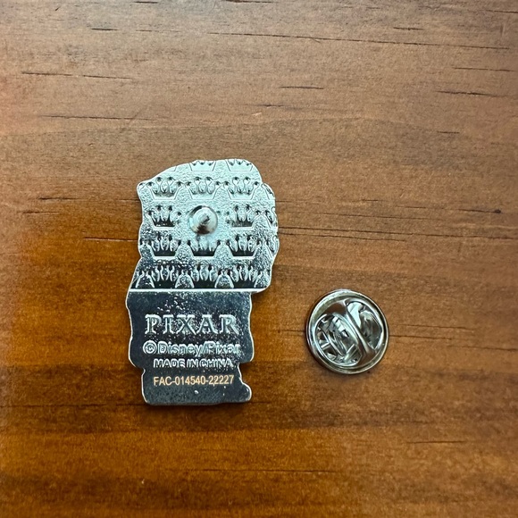 Pixar Up Carl - Loungefly Pin - Picture 3 of 3
